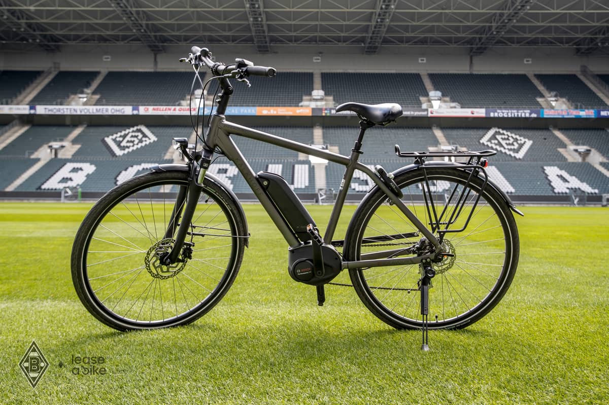 E-Bike auf Rasen im Stadion Borussia Mönchengladbach
