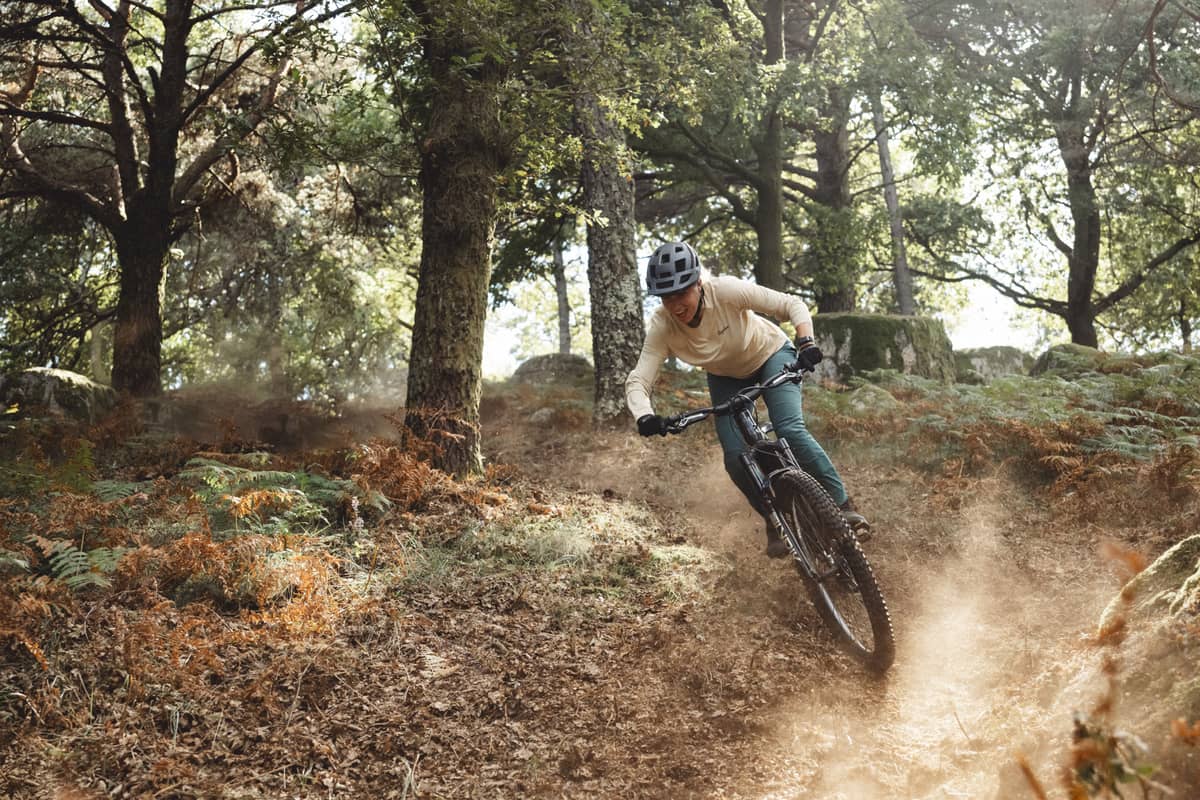 Cyclist riding a Cannondale e-mountain bike on a descent