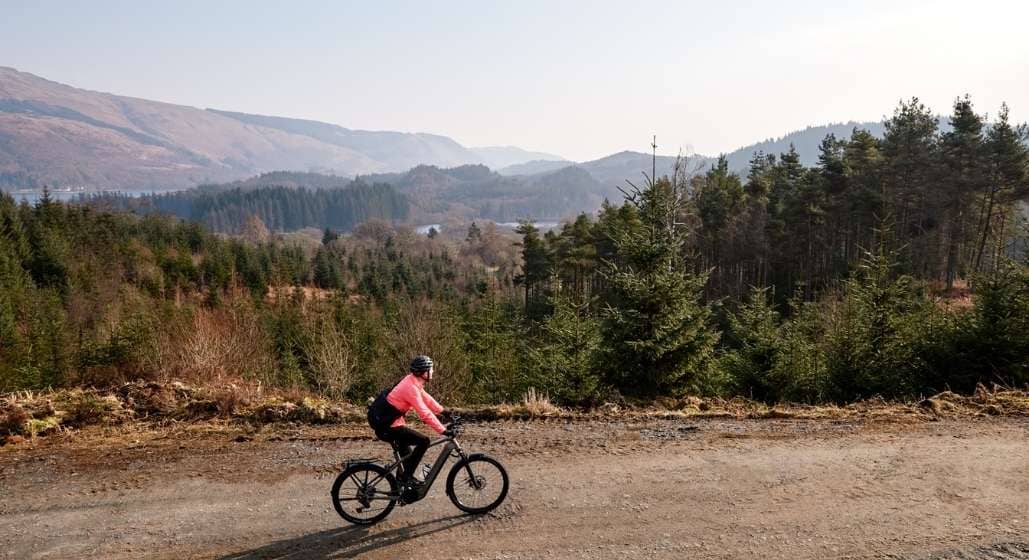 Radfahrer mit Mountainbike unterwegs in herbstlicher Berglandschaft