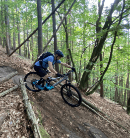 Mann auf Mountainbike fährt Berg hinab Bikeleasing