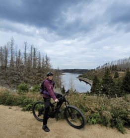Frau sitzt auf Mountainbike in Natur Bikeleasing