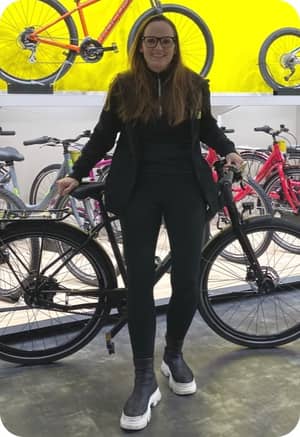 bike dealer woman behind bike bike leasing