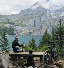 Radfahrer pausiert an Bergsee Bikeleasing