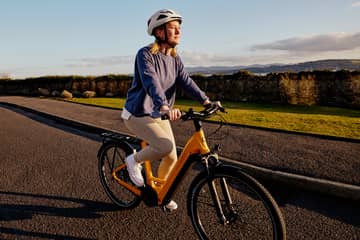 Lease a Bike Frau auf E-Bike in der Natur