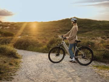 Frau Mit Fahrrad Vor Sonnenuntergang