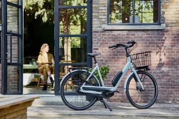 Lease a Bike E-Bike steht vor Café