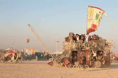 Szene Burning Man kunstvoll gestaltete Fahrräder bei Festival