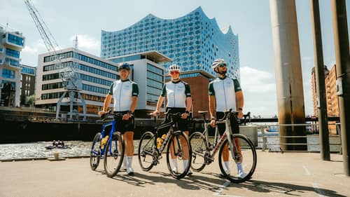 Lease a Bike Cycling Club drei Personen mit Rennrad vor Elbphilharmonie