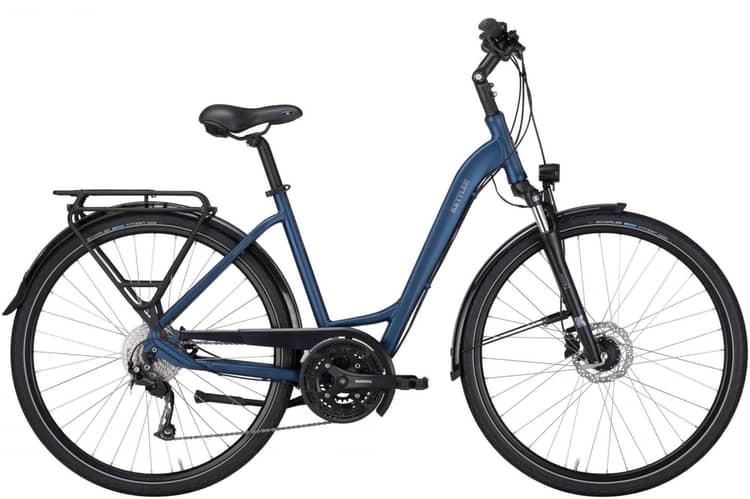 Blau lackiertes Kettler Traveller 20 Fahrrad mit 27-Gang-Schaltung und dynamounterstützter Beleuchtung.