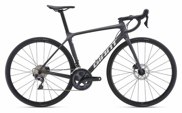 Rennrad Giant TCR Advanced 1 Disc in Grau mit Carbonrahmen, Scheibenbremsen und schwarzem Laufradsatz.