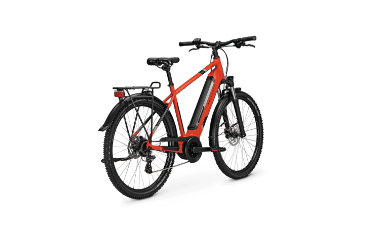 Rotes Kalkhoff Entice 3B Move E-Bike mit Ständer und Gepäckträger auf grünem Hintergrund.