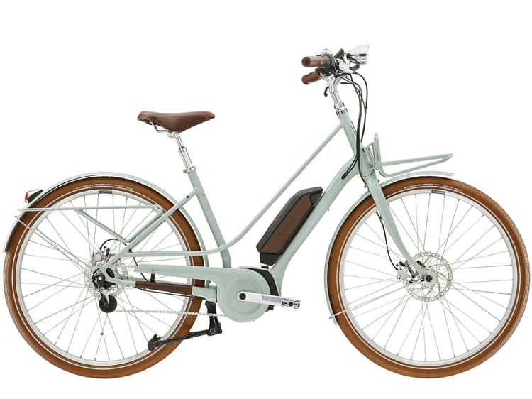 Diamant Juna Deluxe+ E-Bike in Blau mit braunem Sattel und Griffen, weiß-blauer Schutzbleche und Gepäckträger.