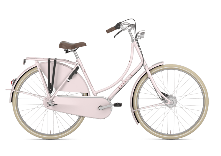 Hellblaues Gazelle Classic Fahrrad mit braunem Sattel und Griffen, Gepäckträger hinten, auf grünem Hintergrund.