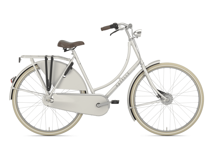 Hellblaues Gazelle Classic Fahrrad mit braunem Sattel und Griffen, Gepäckträger hinten, auf grünem Hintergrund.