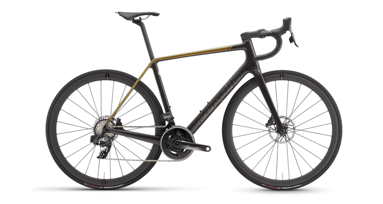 Cervélo R5 Rennrad in Schwarz mit goldenen Akzenten, Carbonrahmen und -felgen, aufrechte Seitenansicht.