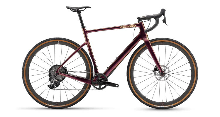 Cervélo Áspero Gravel-Bike in Schwarz mit aerodynamischem Rahmen und Scheibenbremsen auf grünem Hintergrund.