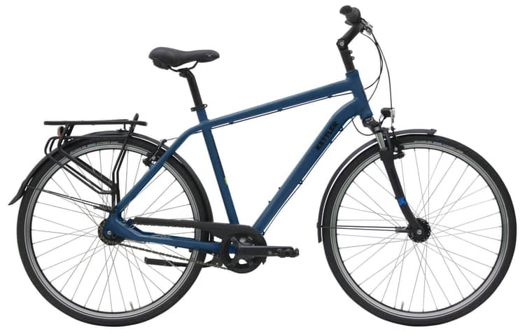 Blauer Kettler Traveller Fahrrad mit 8 Gängen, Gepäckträger, Vorder- und Rücklicht isoliert auf Weiß.