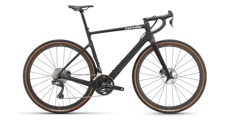 Cervélo Áspero Gravel-Bike in Schwarz mit aerodynamischem Rahmen und Scheibenbremsen auf grünem Hintergrund.