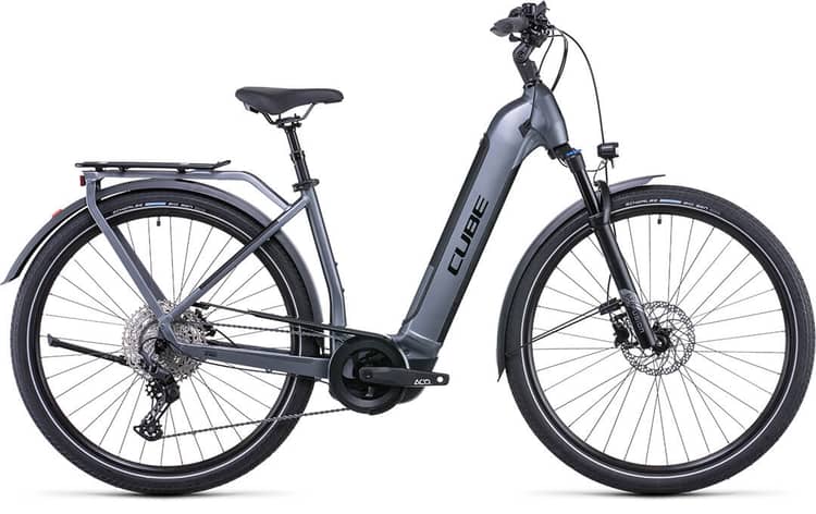 Elektrofahrrad Cube Kathmandu Hybrid Pro in Grau mit Scheibenbremsen, Gepäckträger und Akkupack am Rahmen.