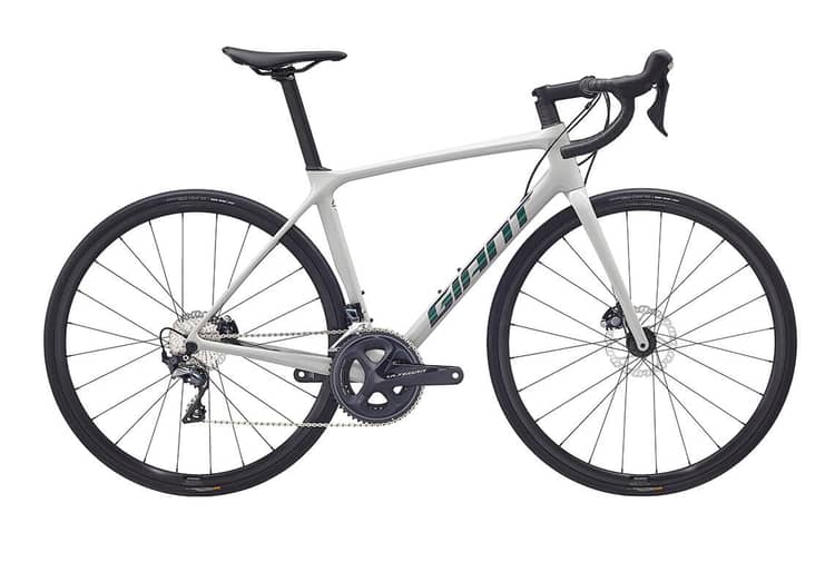 Rennrad Giant TCR Advanced 1 Disc in Grau mit Carbonrahmen, Scheibenbremsen und schwarzem Laufradsatz.