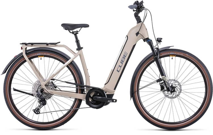 Elektrofahrrad Cube Kathmandu Hybrid Pro in Grau mit Scheibenbremsen, Gepäckträger und Akkupack am Rahmen.