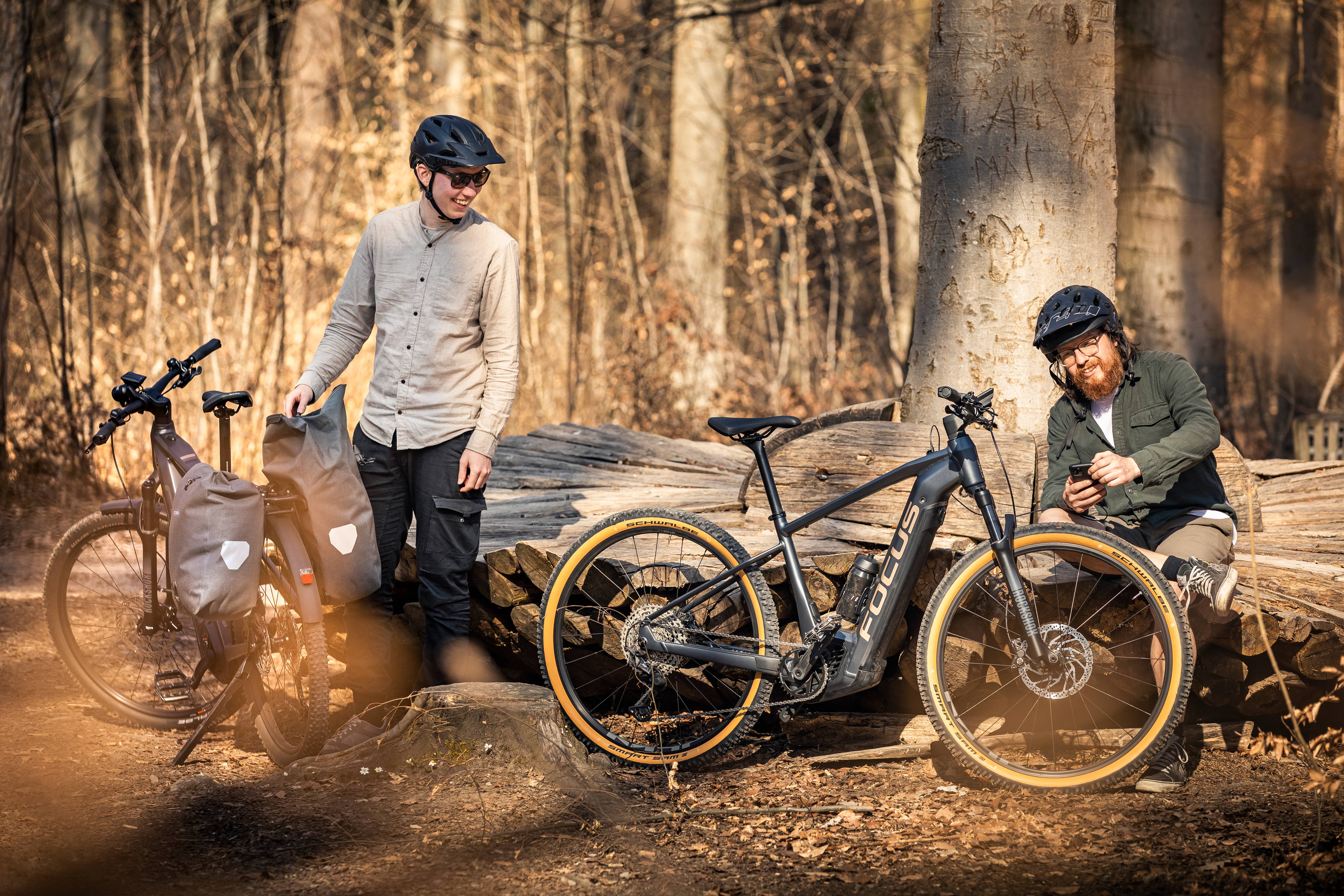 Zwei Radfahrer mit Focus Fahrrädern machen Pause im Wald