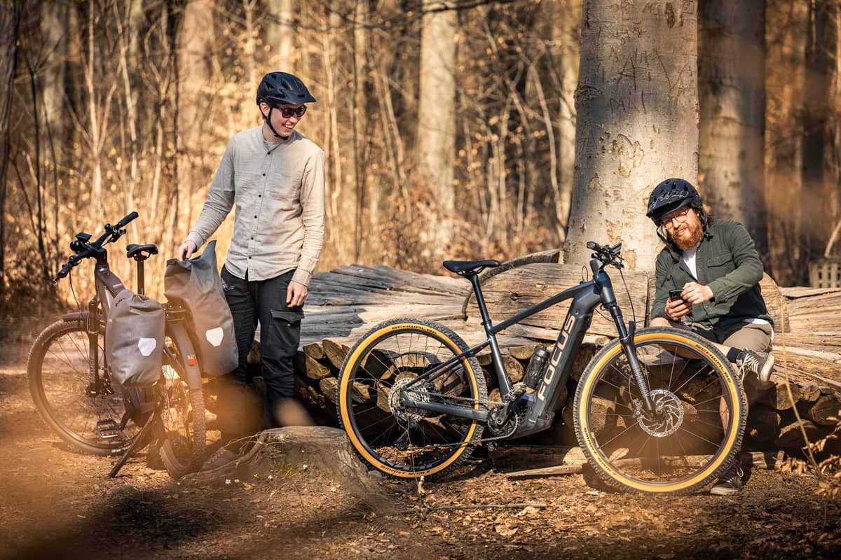 Zwei Radfahrer mit Focus Leasing Fahrrad machen Pause im Wald