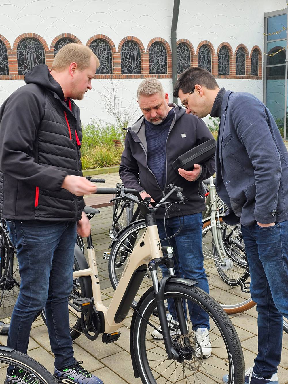 Handover of the bike donation to the Vincenzhaus