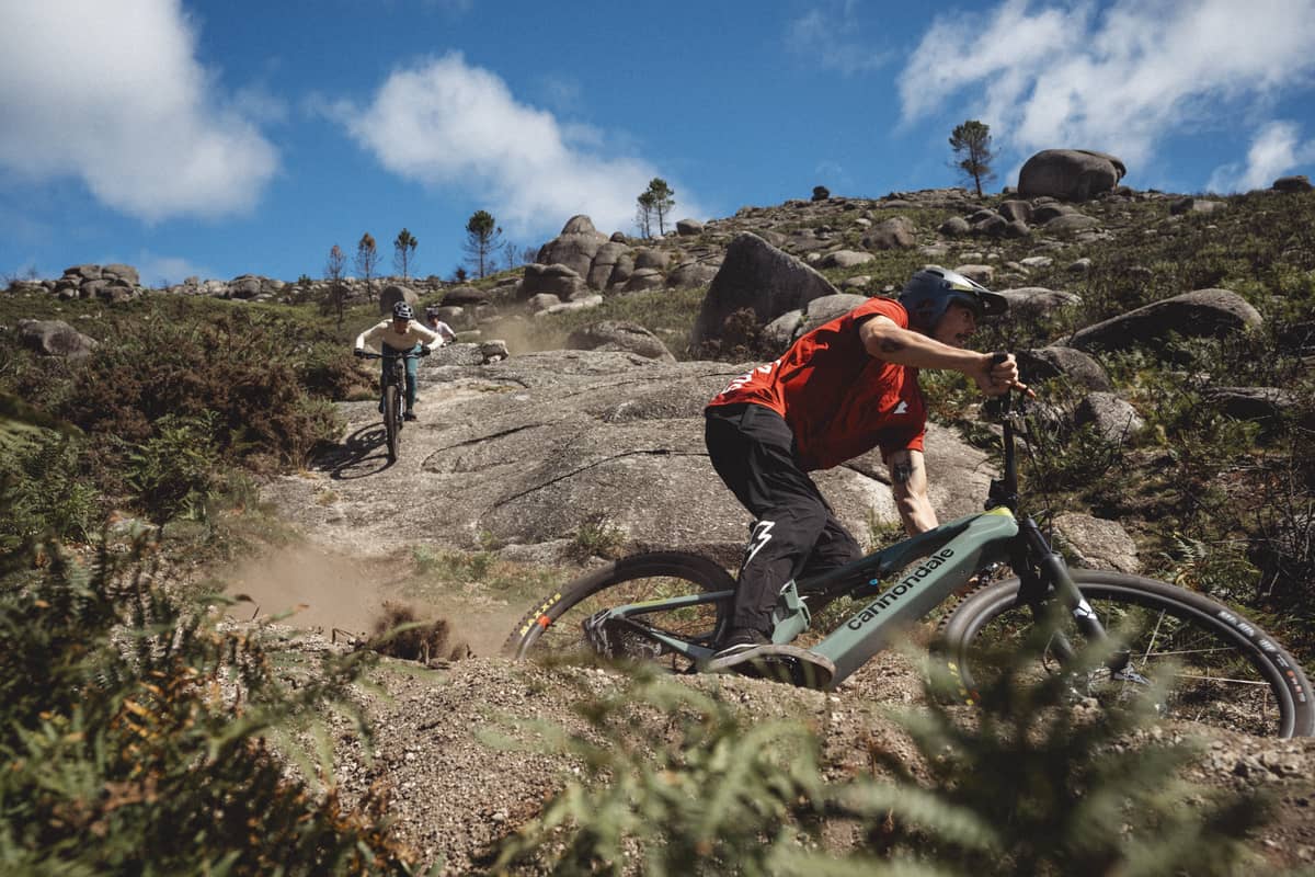 Cyclist riding a Cannondale e-mountain bike on a descent