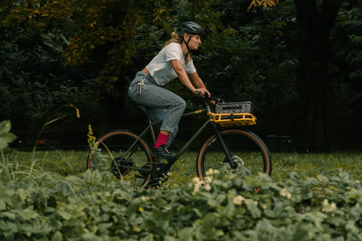 ROSE Bikes Frau im Park auf Fahrrad