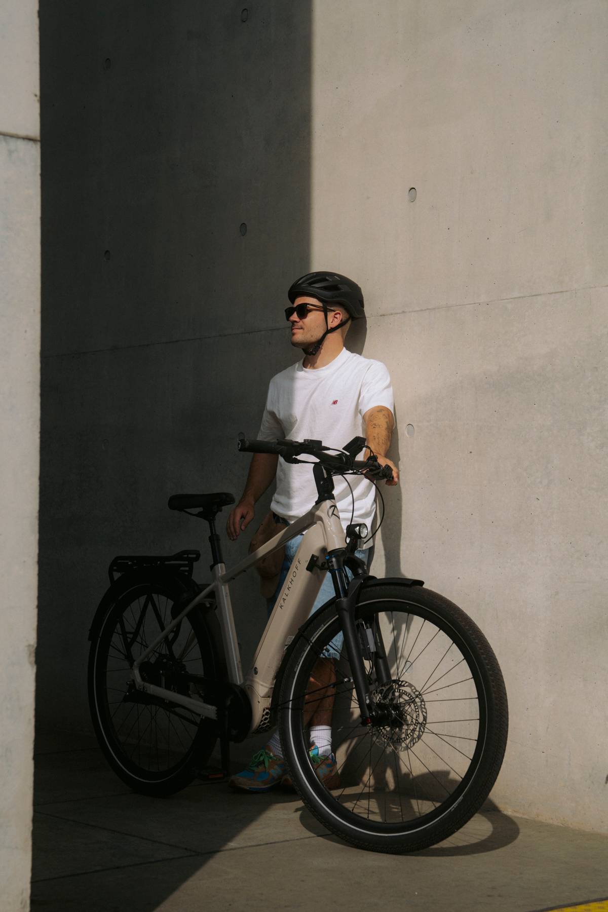 Kalkhoff Man Wearing Sunglasses in Summer