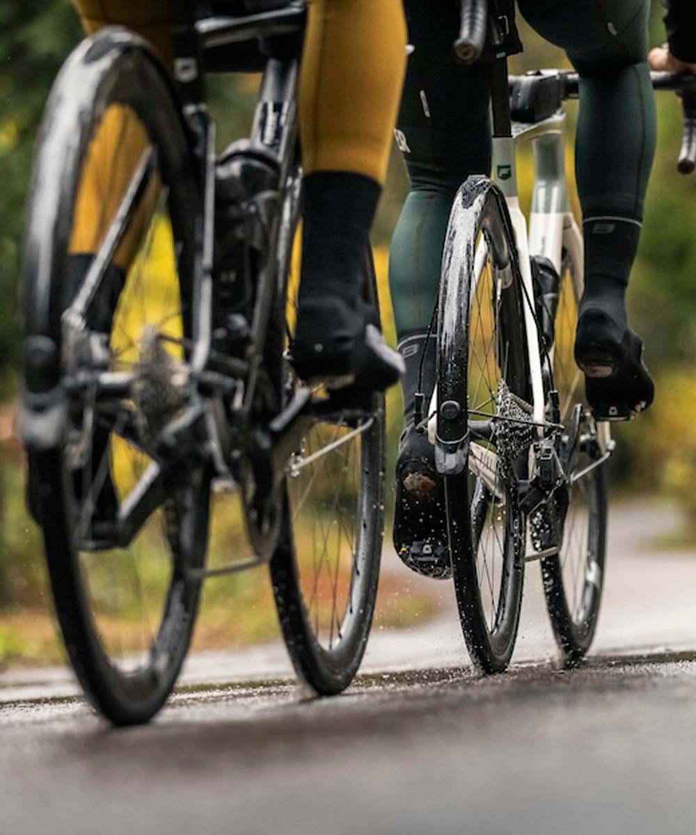 Zwei Rennradfahrer im Herbst