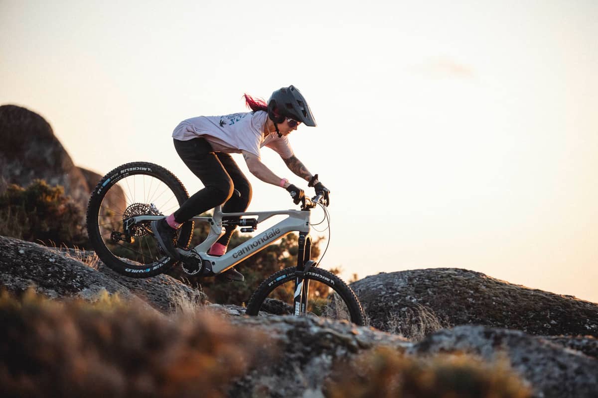 Cannondale Bikes Mountainbikerin bei Abfahrt