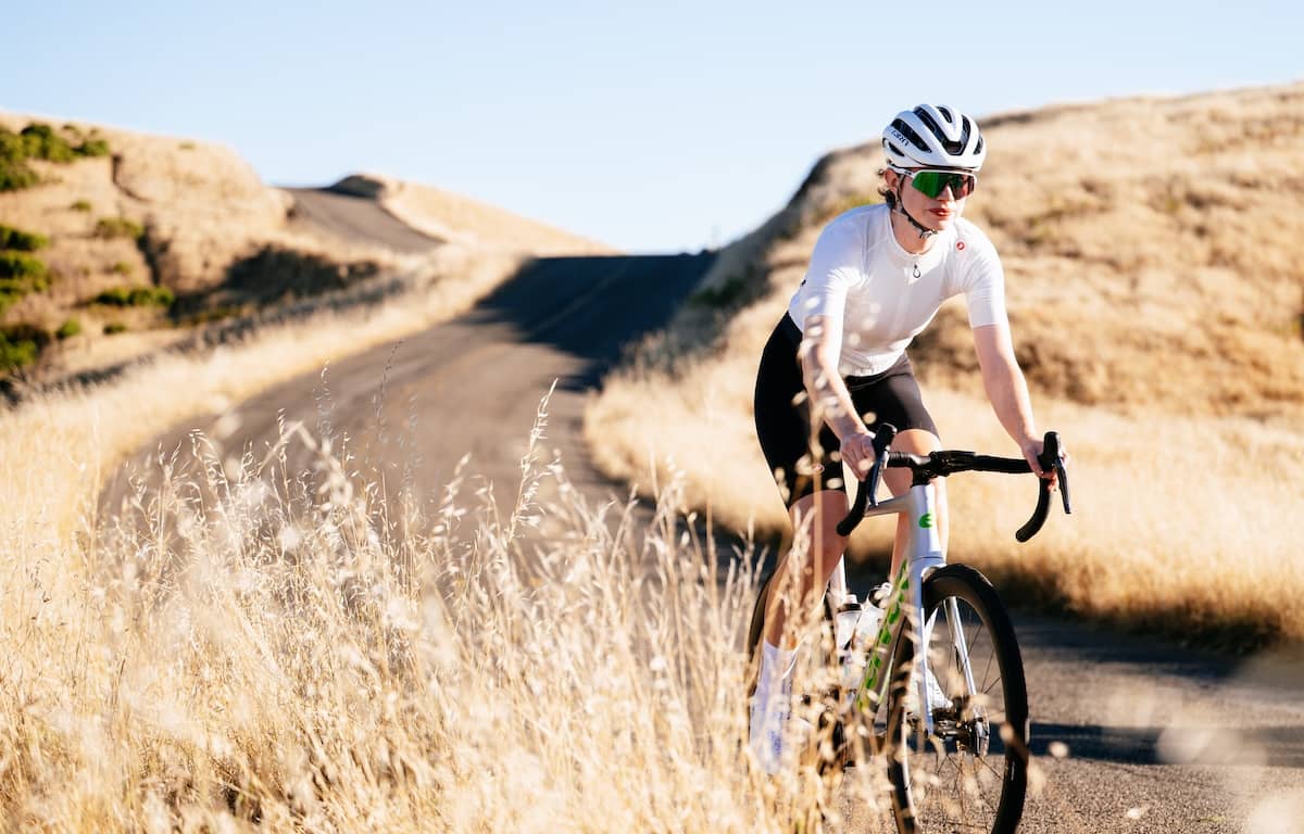 Cervelo Rennradfahrer fährt auf Straße umgeben von Landschaft