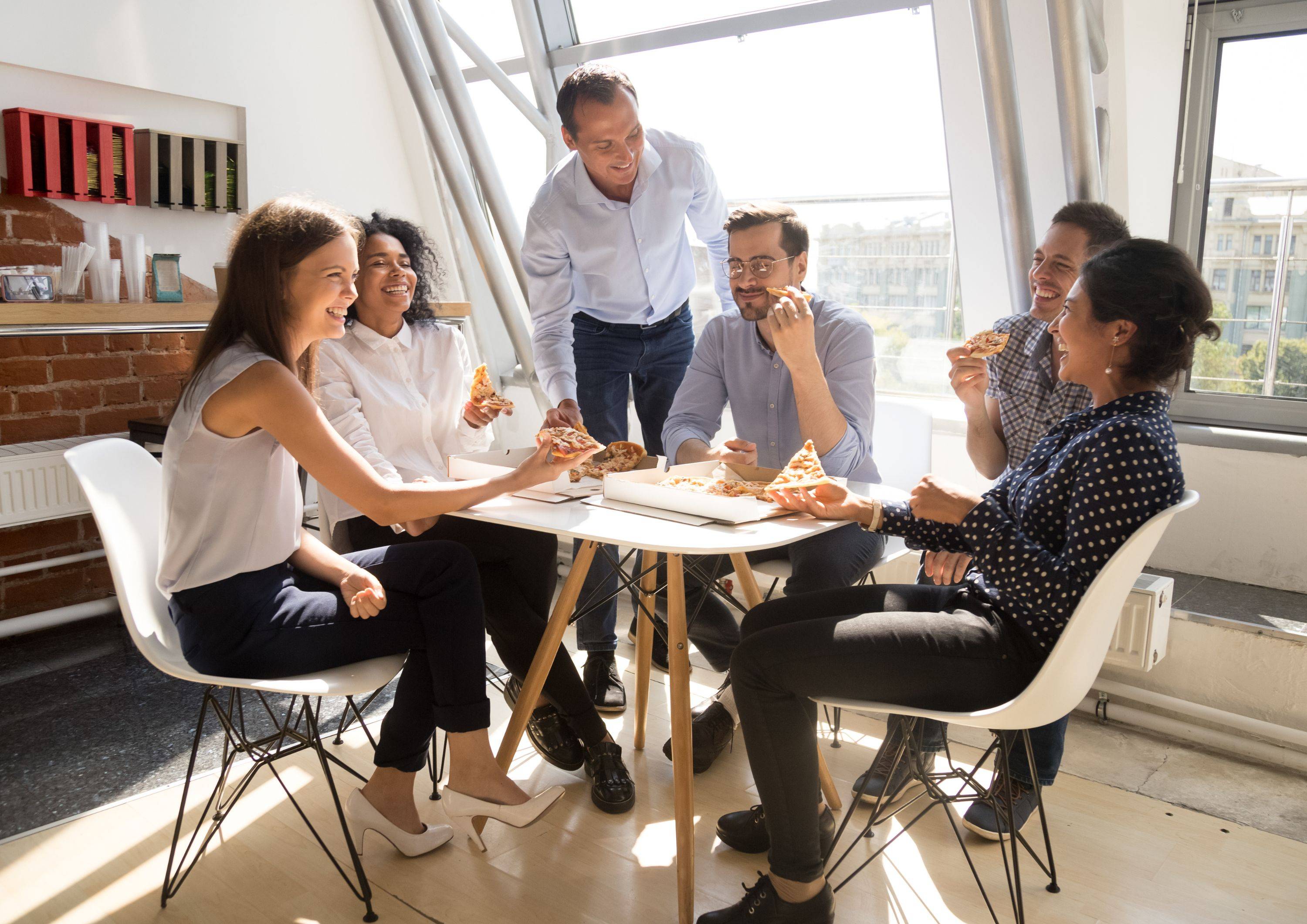 Mitarbeiterzufriedenheit: Zufriedene Mitarbeitende machen gemeinsam Mittagspause