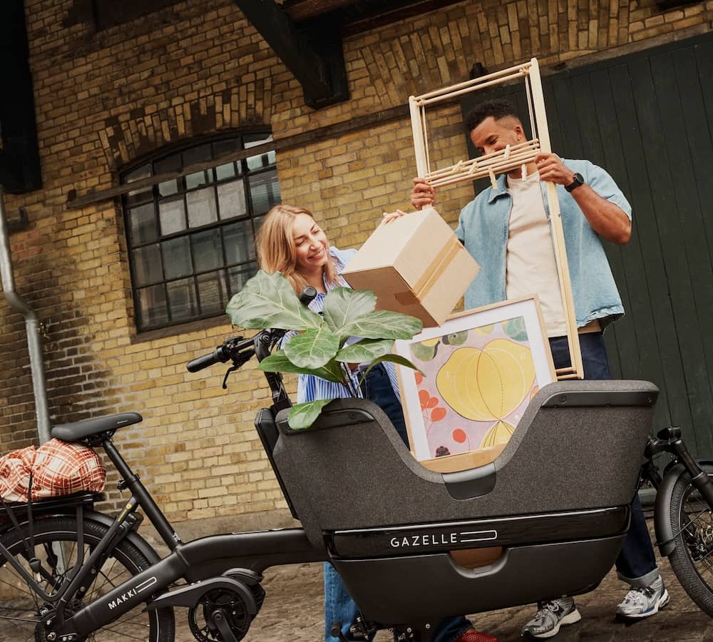 Couple transports things on a cargo bike