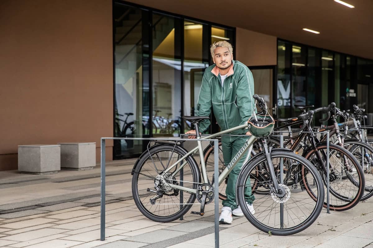 Diamant Mann Lehnt Sich An Fahrradstander Fahrrad Steht Vor Ihm