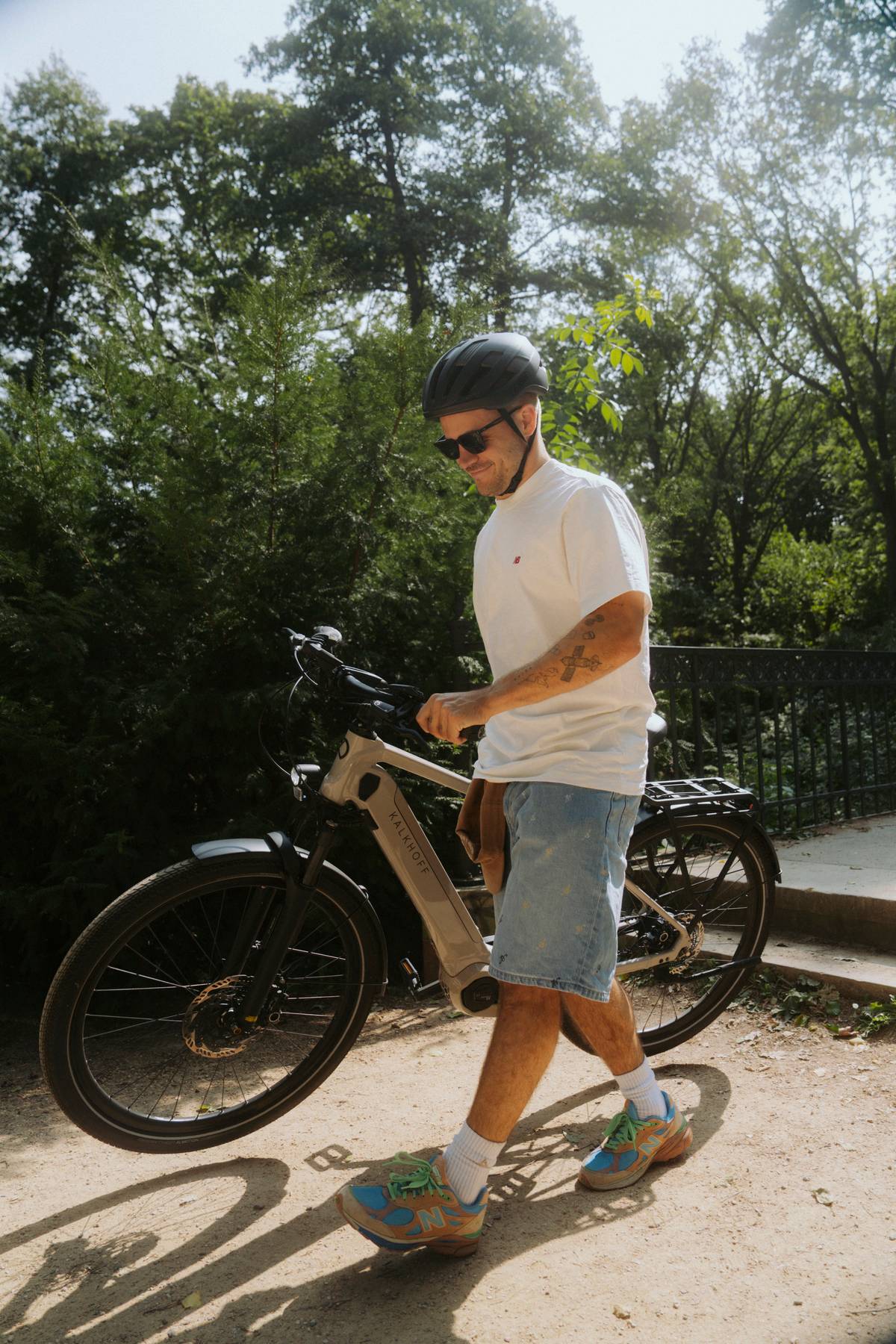 Mann trägt Rad im Sommer