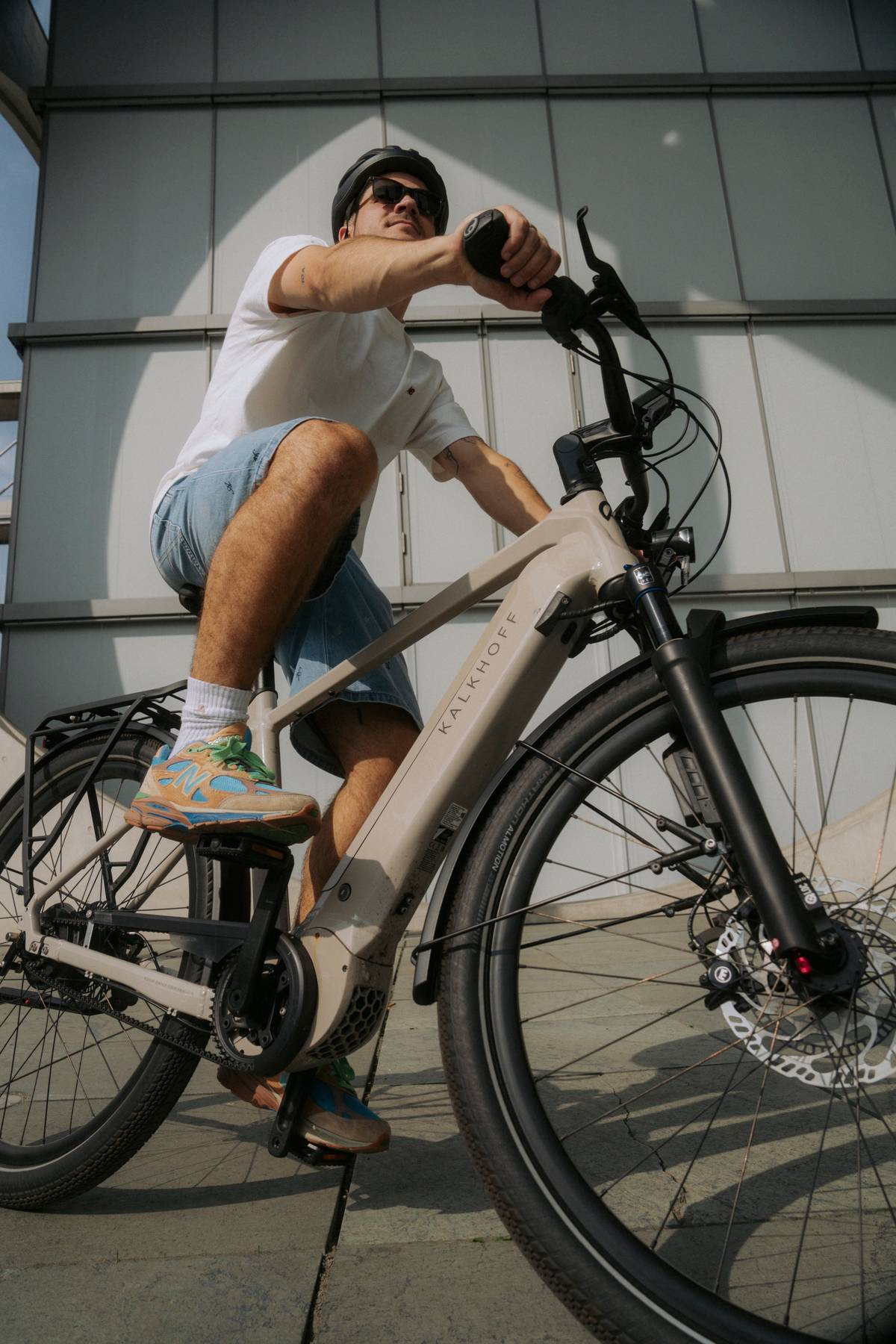 Mann sitzt auf Kalkhoff Fahrrad Detailaufnahme