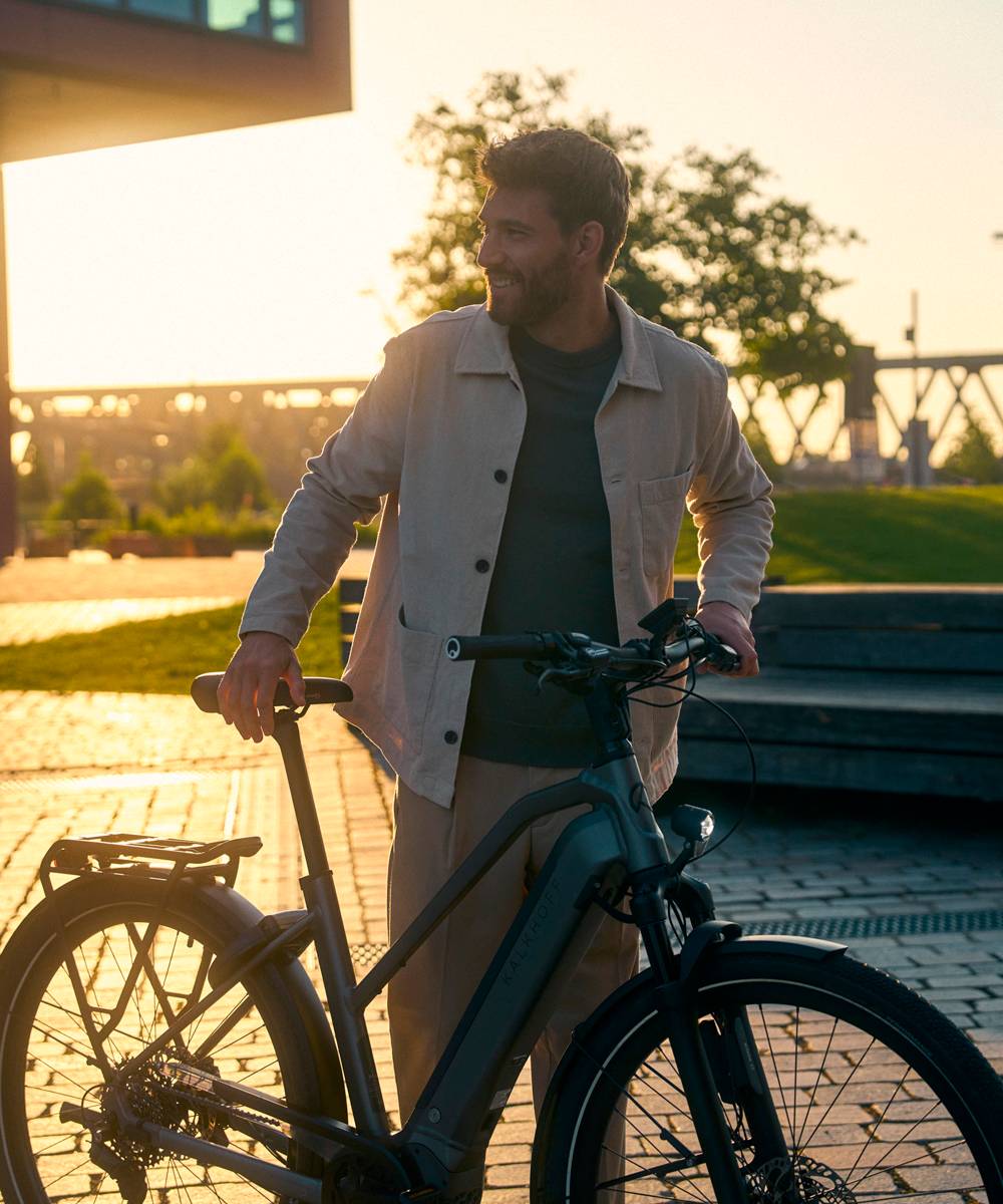 Mann schiebt E-Bike