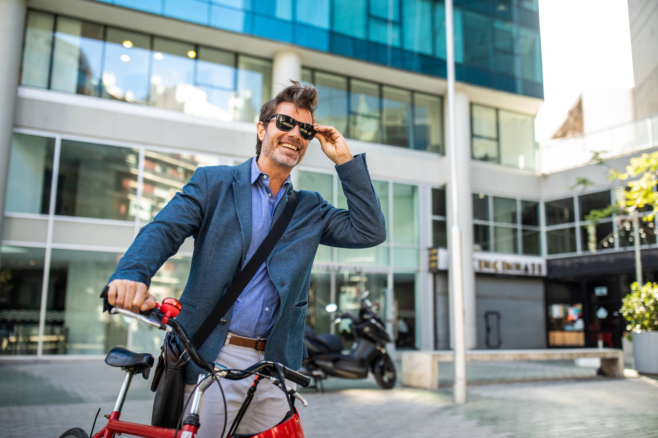 Lease a Bike Fahrrad leasen Mann mit Sonnenbrille und Rad