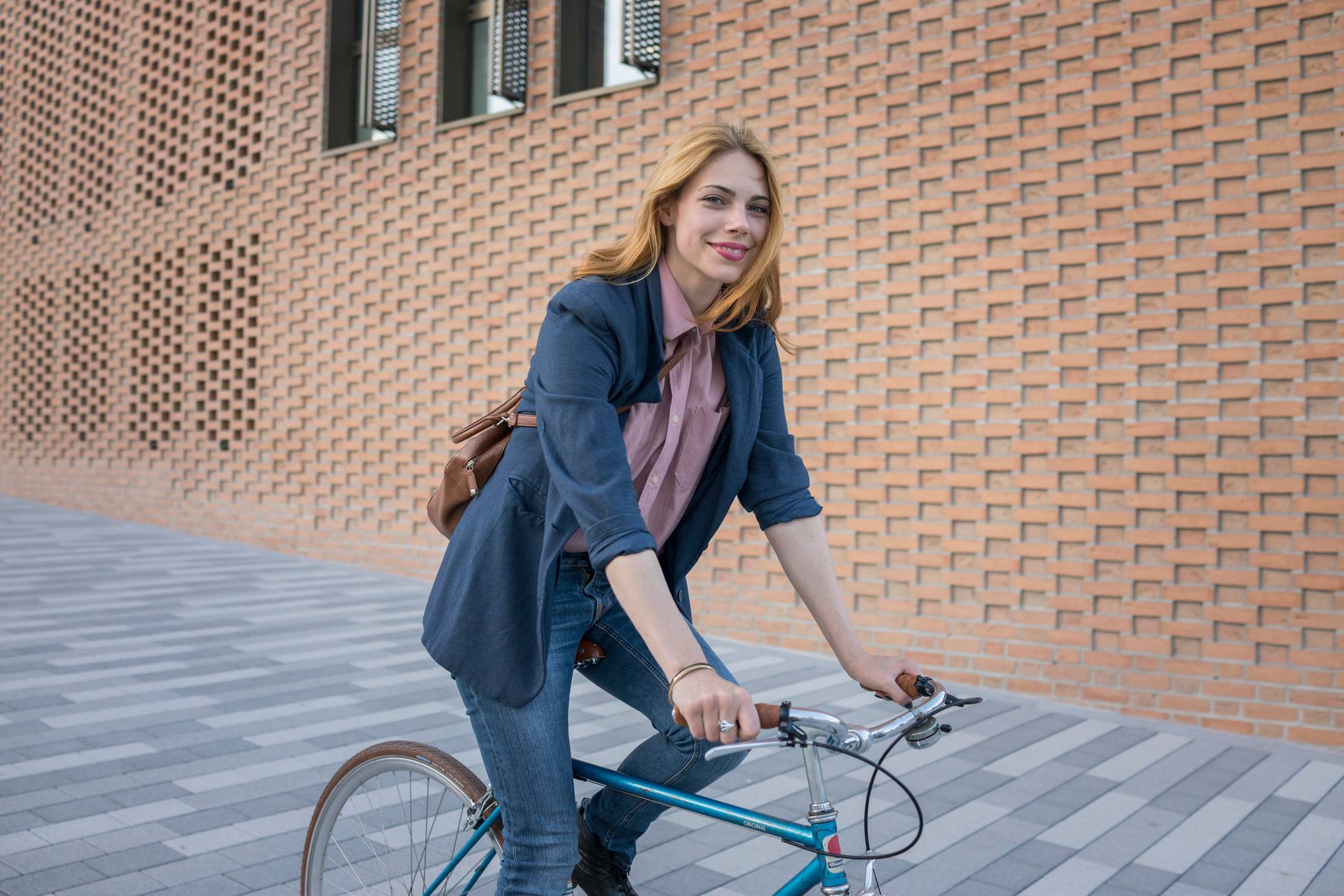Lease a Bike Fahrrad Leasing Frau fährt Rennrad