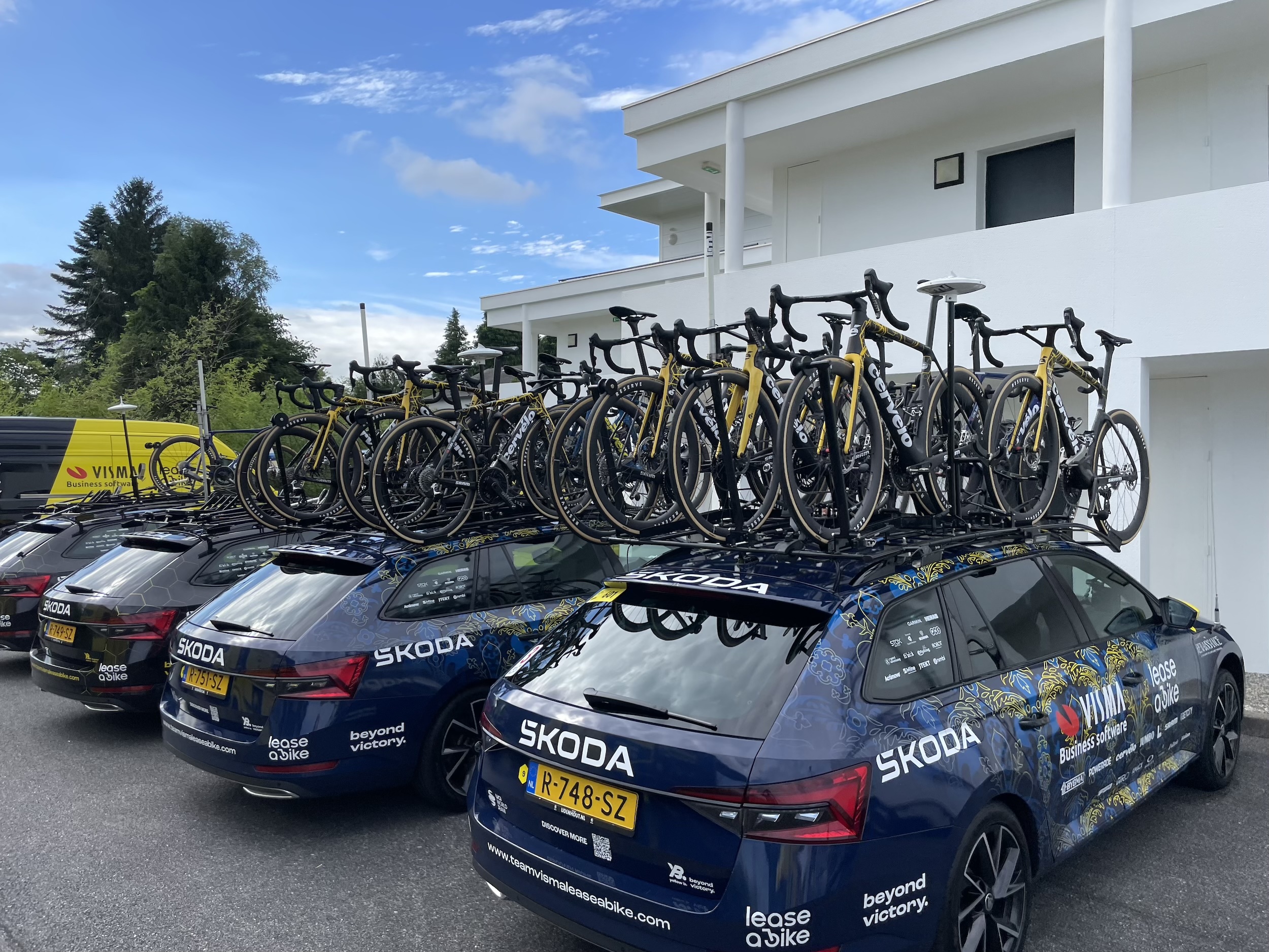 Team Visma | Lease a Bike experienced up close at the Tour de